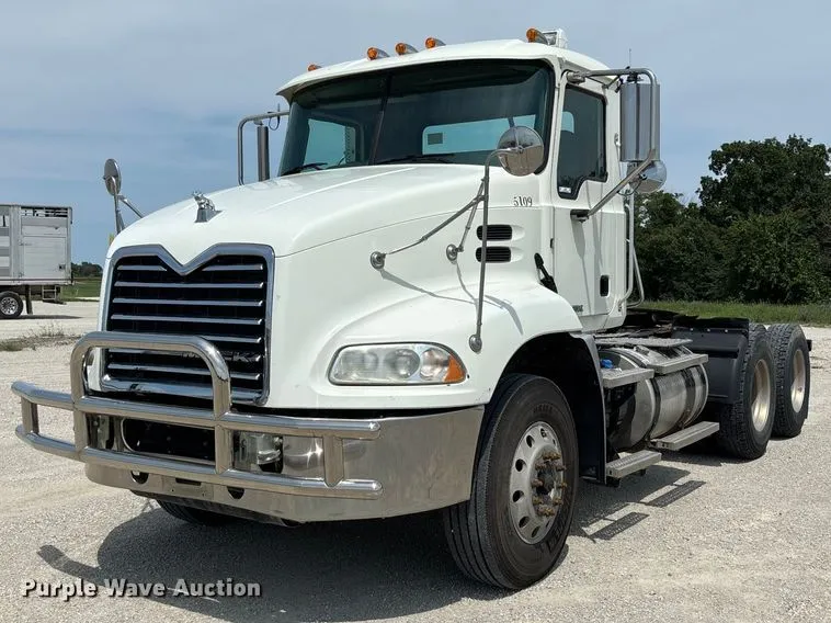 2017 Mack CXU613 Semi Truck