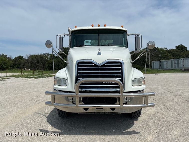 2017 Mack CXU613 Semi Truck - photo 2