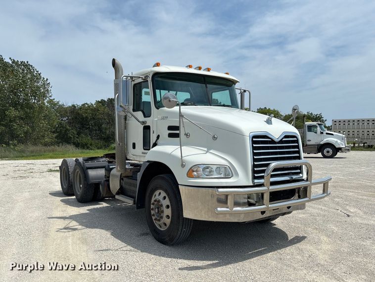 2017 Mack CXU613 Semi Truck - photo 3