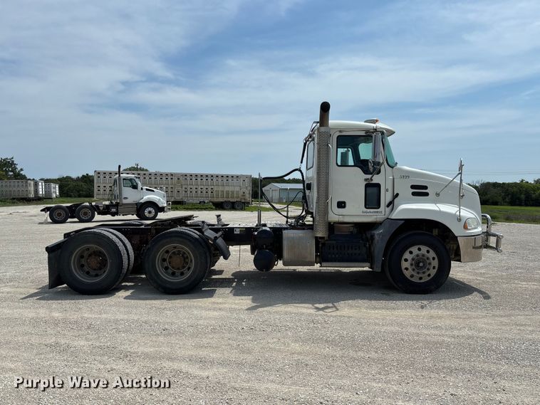 2017 Mack CXU613 Semi Truck - photo 4