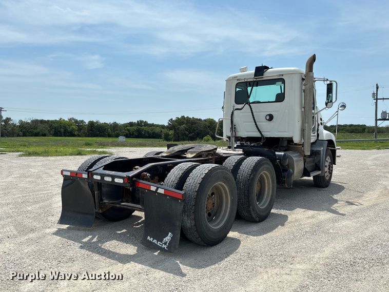 2017 Mack CXU613 Semi Truck - photo 5