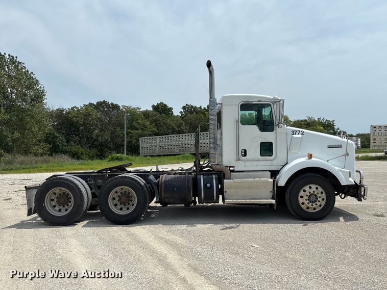 2012 Kenworth T800 Semi Truck - photo 4