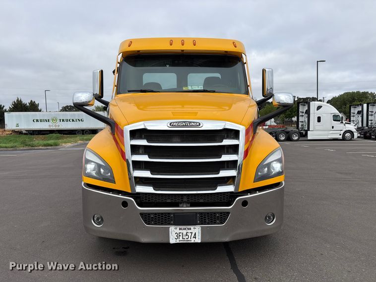 2021 Freightliner Cascadia Semi Truck - photo 2