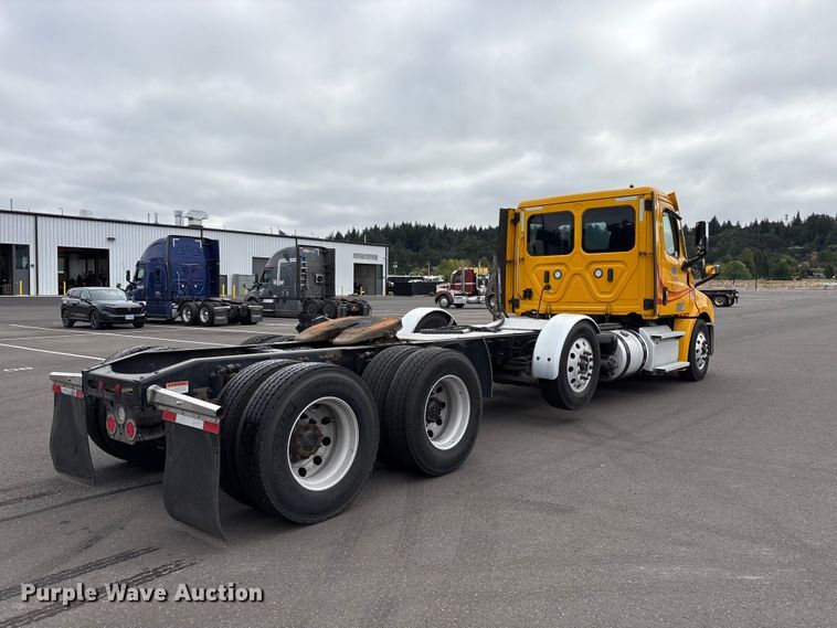 2021 Freightliner Cascadia Semi Truck - photo 5