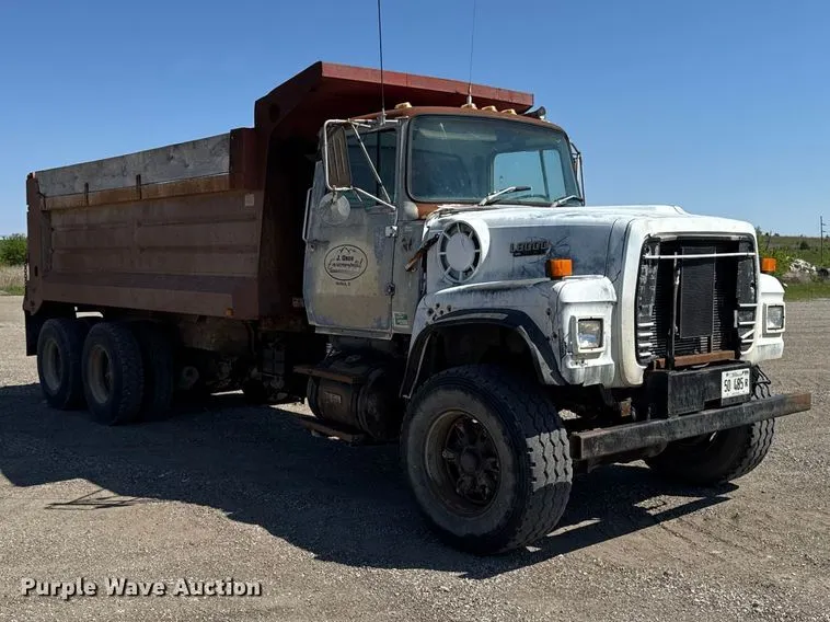1990 Ford LT8000 Dump Truck - photo 3