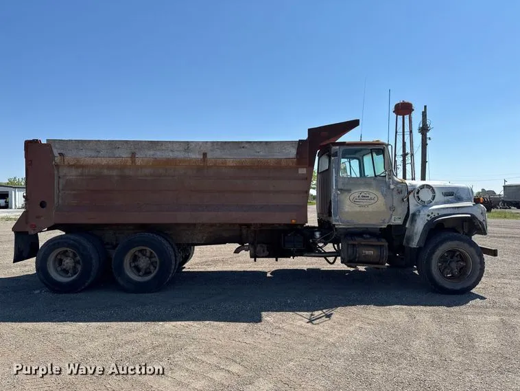 1990 Ford LT8000 Dump Truck - photo 4