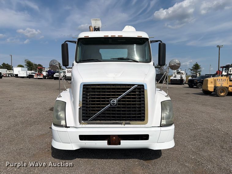 2008 Volvo VNL Semi Truck - photo 2