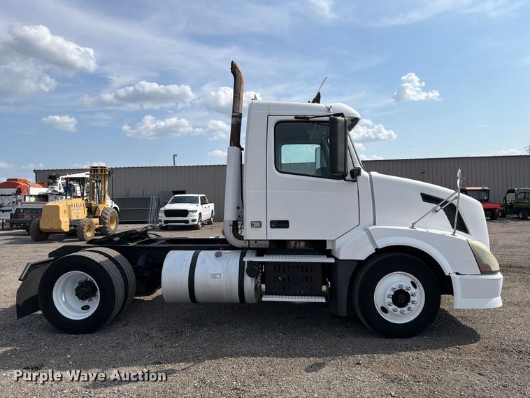 2008 Volvo VNL Semi Truck - photo 4