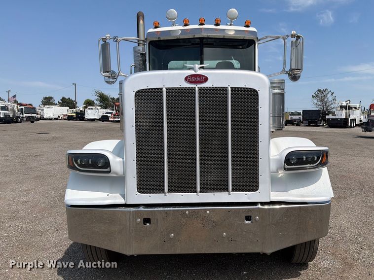 2012 Peterbilt 388 Semi Truck - photo 2
