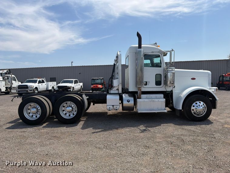 2012 Peterbilt 388 Semi Truck - photo 4