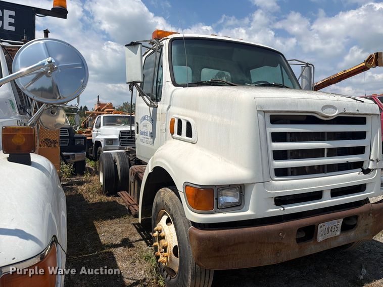 1998 Ford L8000 Semi Truck - photo 3