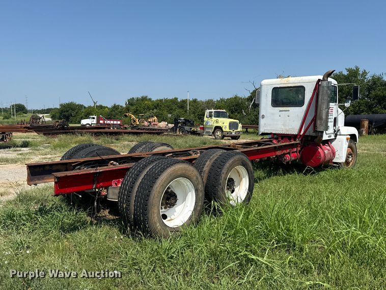 1997 Freightliner FLD120 Truck Cab And Chassis - photo 5