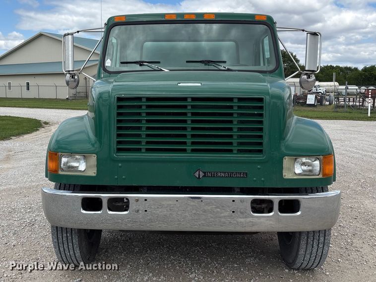 2000 International 4900 Fuel Truck - photo 2