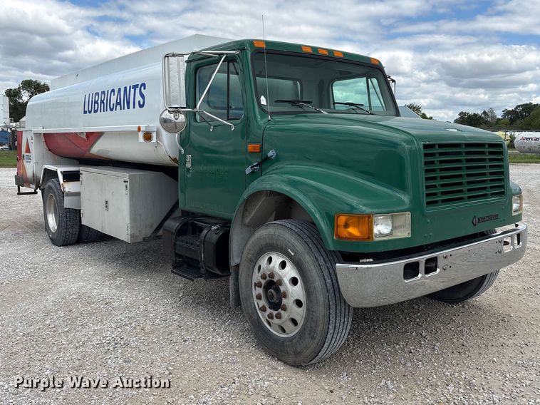 2000 International 4900 Fuel Truck - photo 3