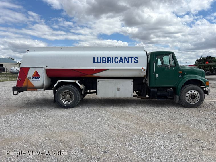 2000 International 4900 Fuel Truck - photo 4