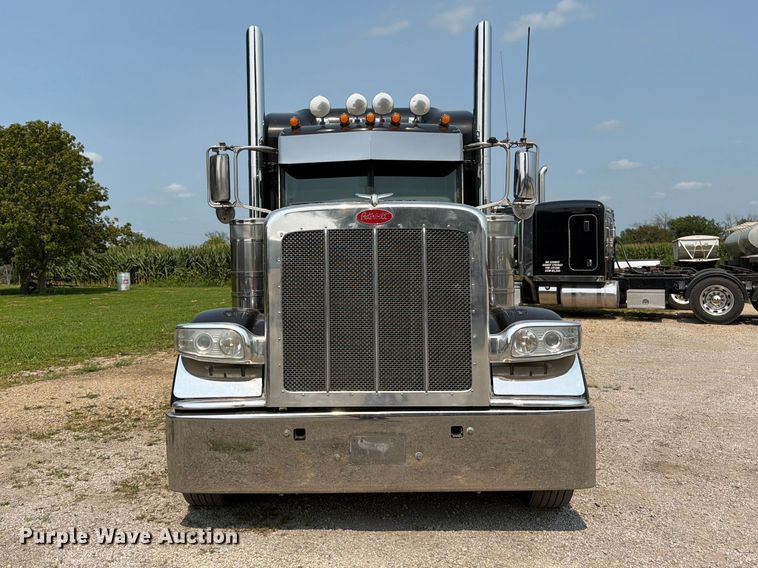 2017 Peterbilt 389 Semi Truck - photo 3