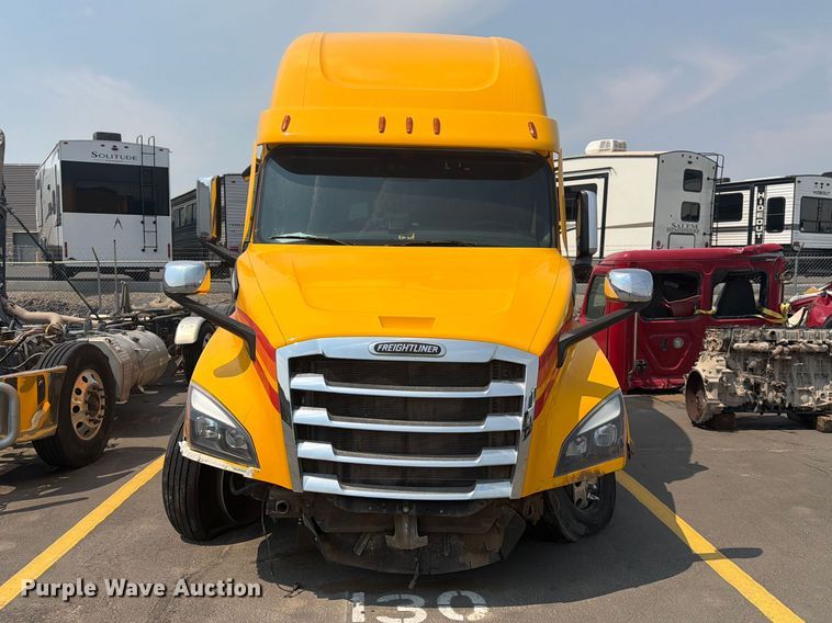 2024 Freightliner Cascadia 126 Semi Truck - photo 2