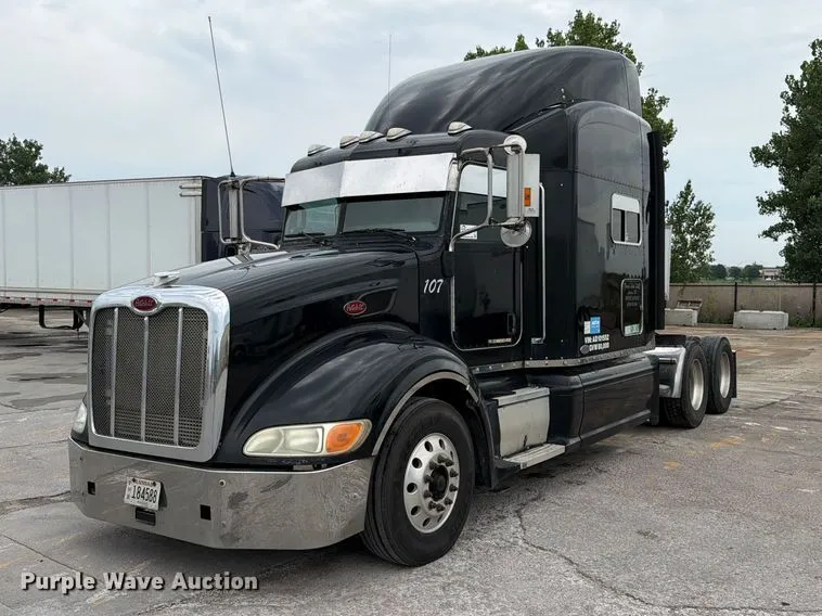 2010 Peterbilt 386 Semi Truck