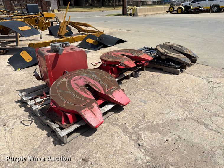 (3) Fifth Wheel Plates - photo 3