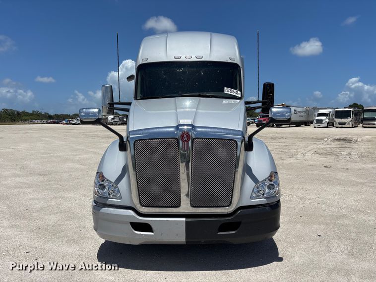 2020 Kenworth T680 Semi Truck - photo 2