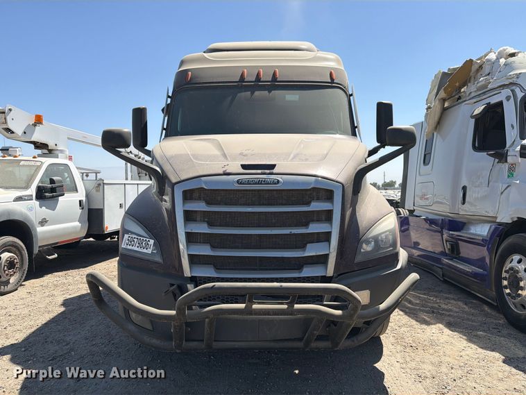 2022 Freightliner Cascadia 116 Semi Truck - photo 2