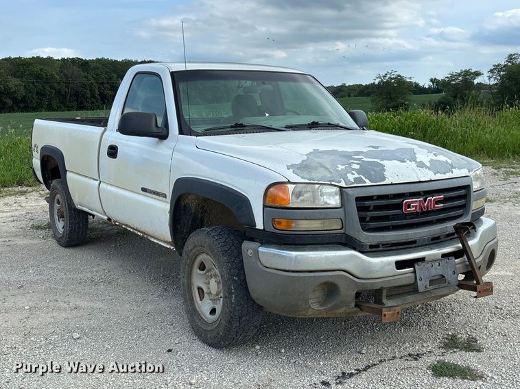 2006 GMC Sierra 2500HD Pickup Truck - photo 3