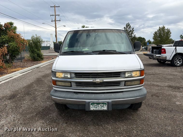2002 Chevrolet Express Van - photo 2