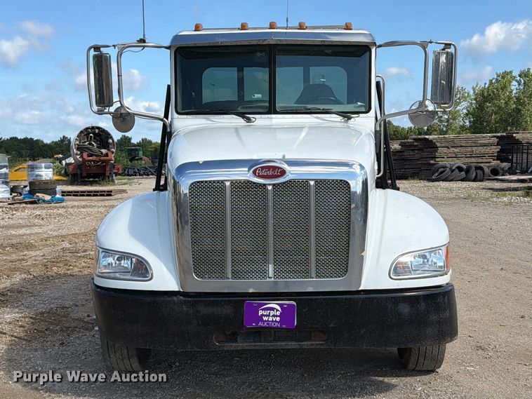 2008 Peterbilt 325 Rollback Truck - photo 2