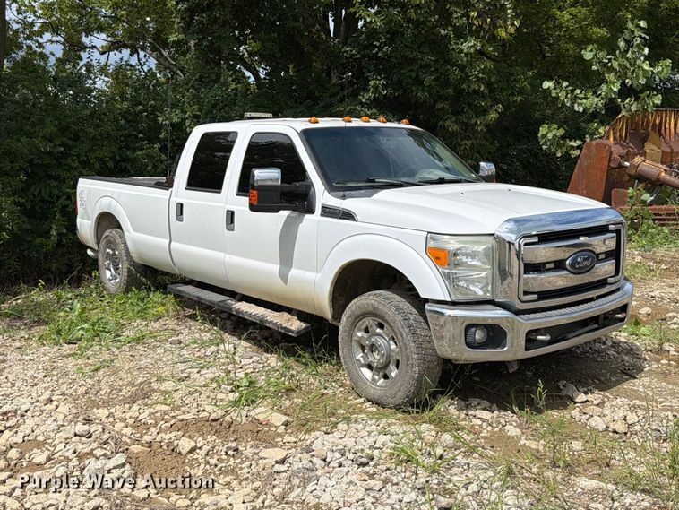 2015 Ford F250 Super Duty XLT Crew Cab Pickup Truck - photo 3