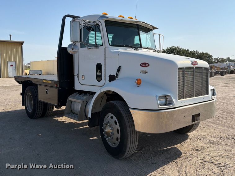 2002 Peterbilt 330 Flatbed Truck - photo 3