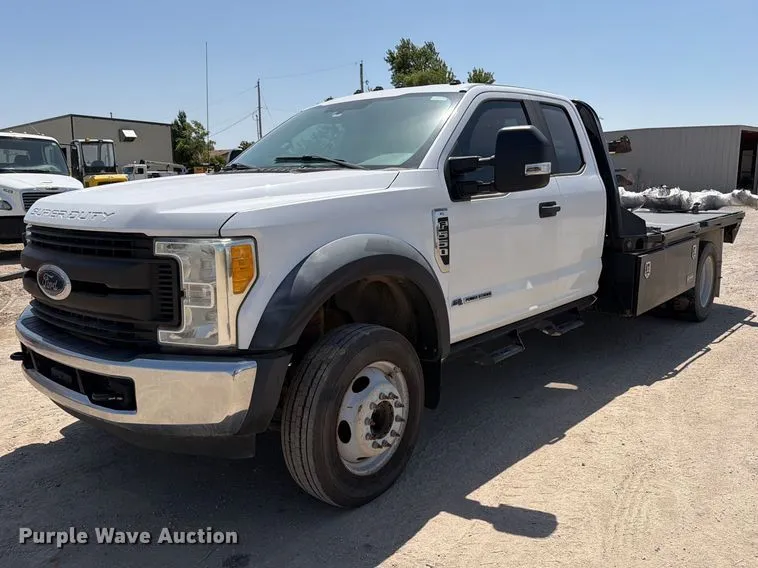 2017 Ford F550 Super Duty XL Ext. Cab Flatbed Truck