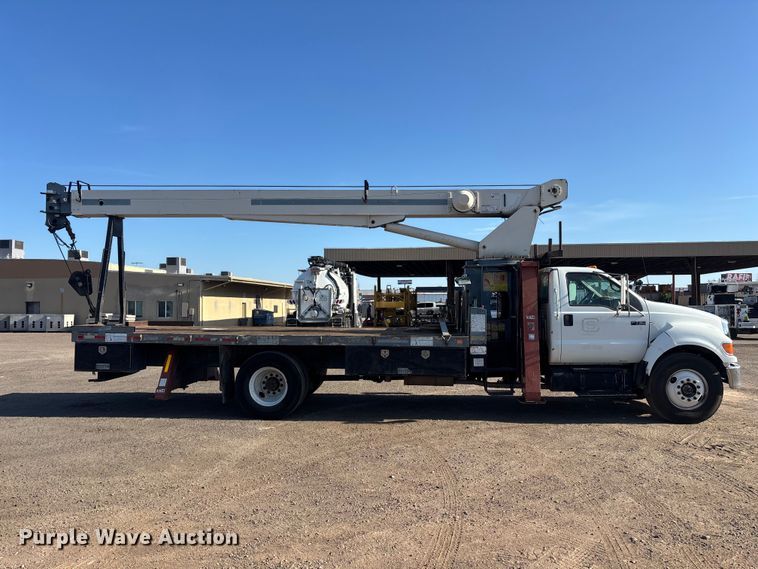 2006 Ford F750 Crane Truck - photo 4