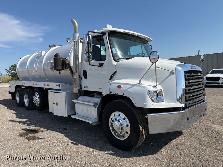 2015 Freightliner 114SD Vacuum Truck - photo 3