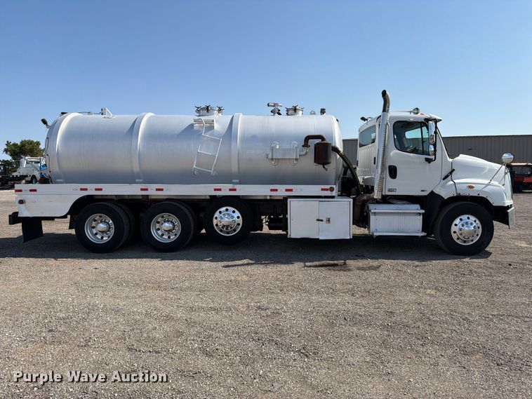 2015 Freightliner 114SD Vacuum Truck - photo 4