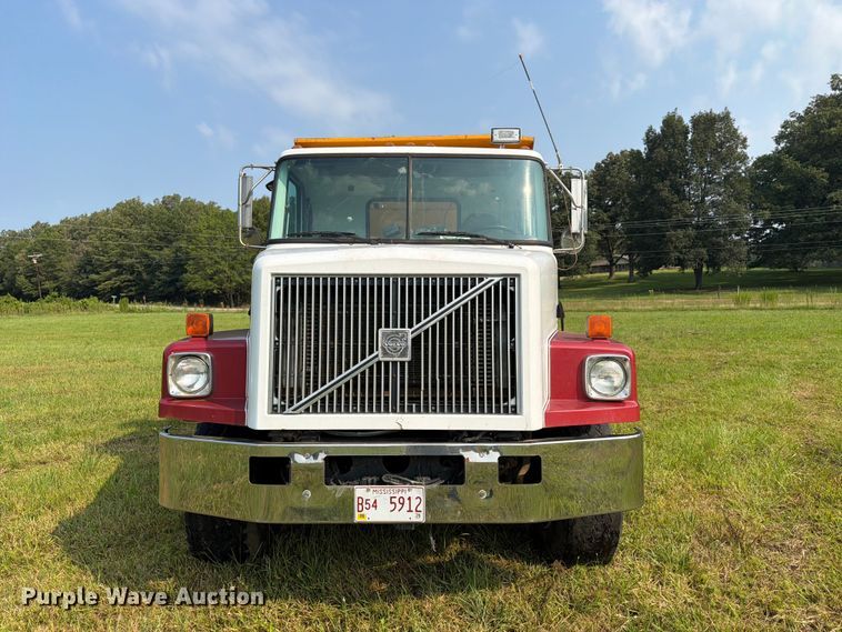 2001 Volvo WG Dump Truck - photo 2