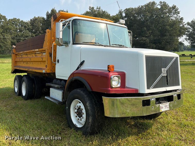 2001 Volvo WG Dump Truck - photo 3