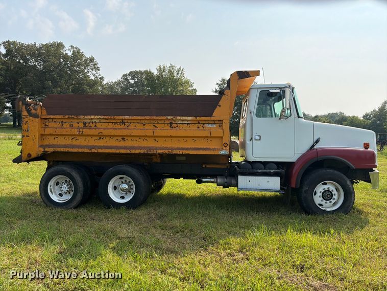 2001 Volvo WG Dump Truck - photo 4