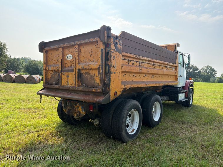 2001 Volvo WG Dump Truck - photo 5