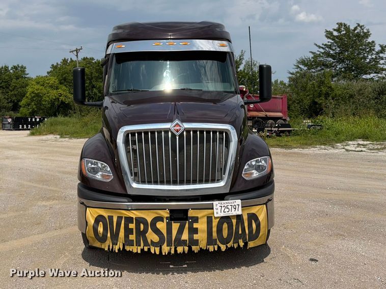 2019 International LT625 Semi Truck - photo 2