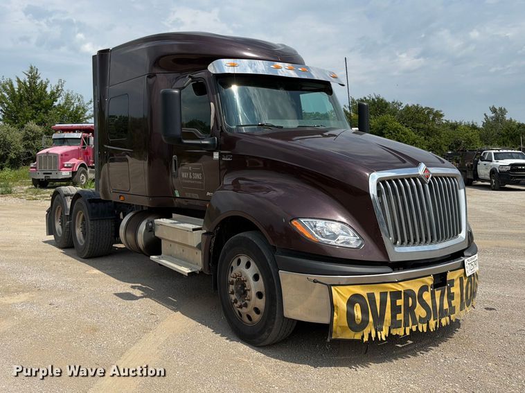 2019 International LT625 Semi Truck - photo 3