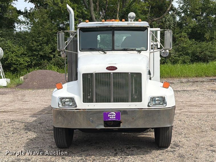 2002 Peterbilt 330 Utility / Service Truck - photo 2