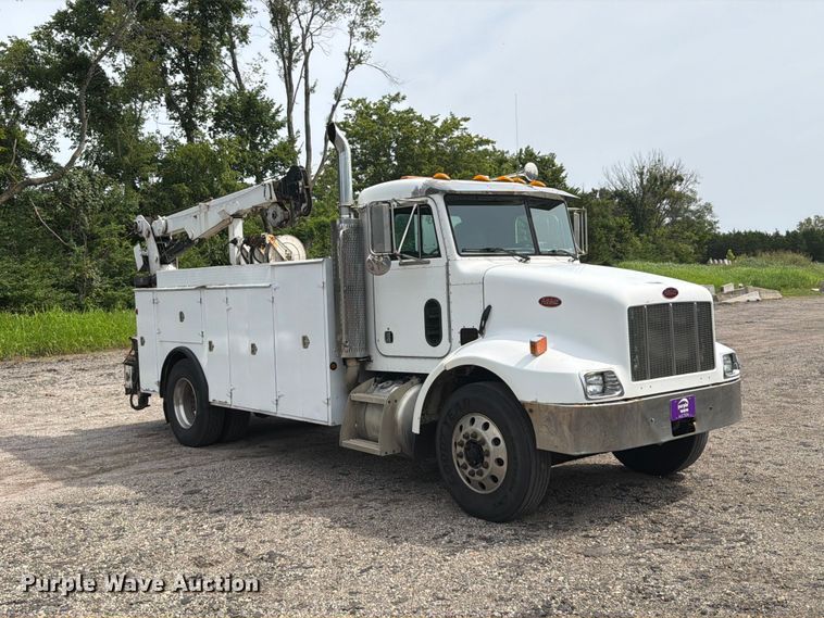 2002 Peterbilt 330 Utility / Service Truck - photo 3