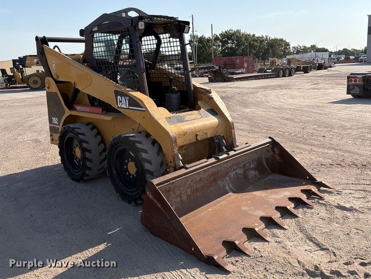 2004 Caterpillar 262 Skid Steer Loader - photo 3