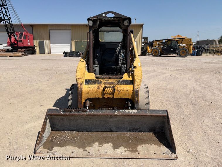 2002 Caterpillar 262 Skid Steer Loader - photo 2