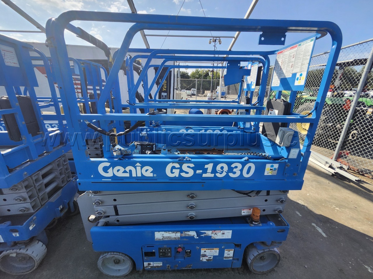 Used 2012 Genie Upright Scissor Lift (SL-031) — photo 1