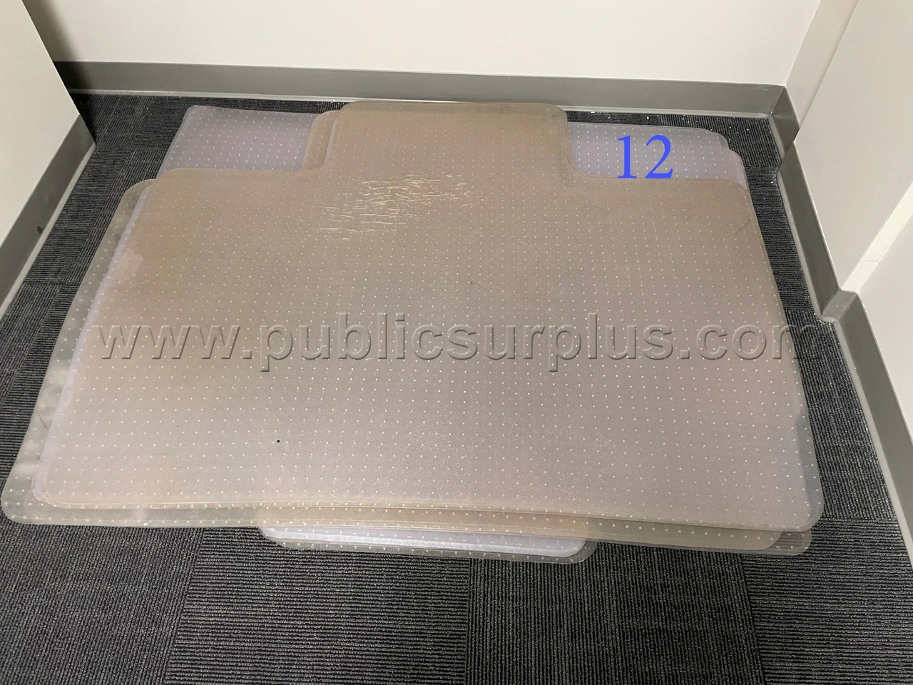 LOT 113 Chair mats (12) — photo 1