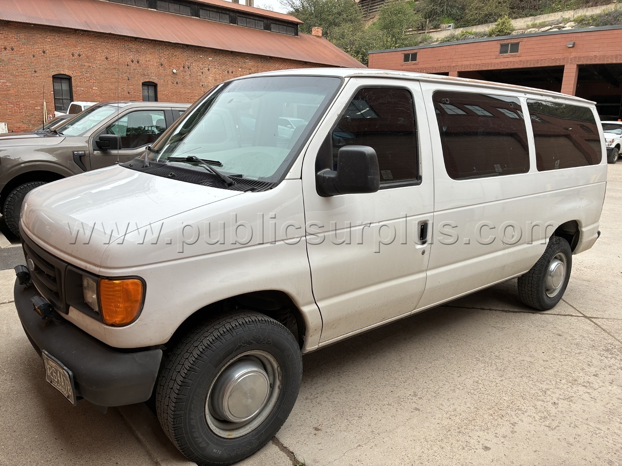 2004 Ford E-Series Van — photo 1
