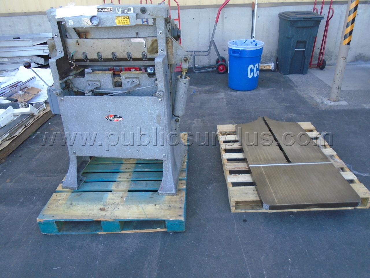 CHALLENGE PAPER CUTTER — photo 1
