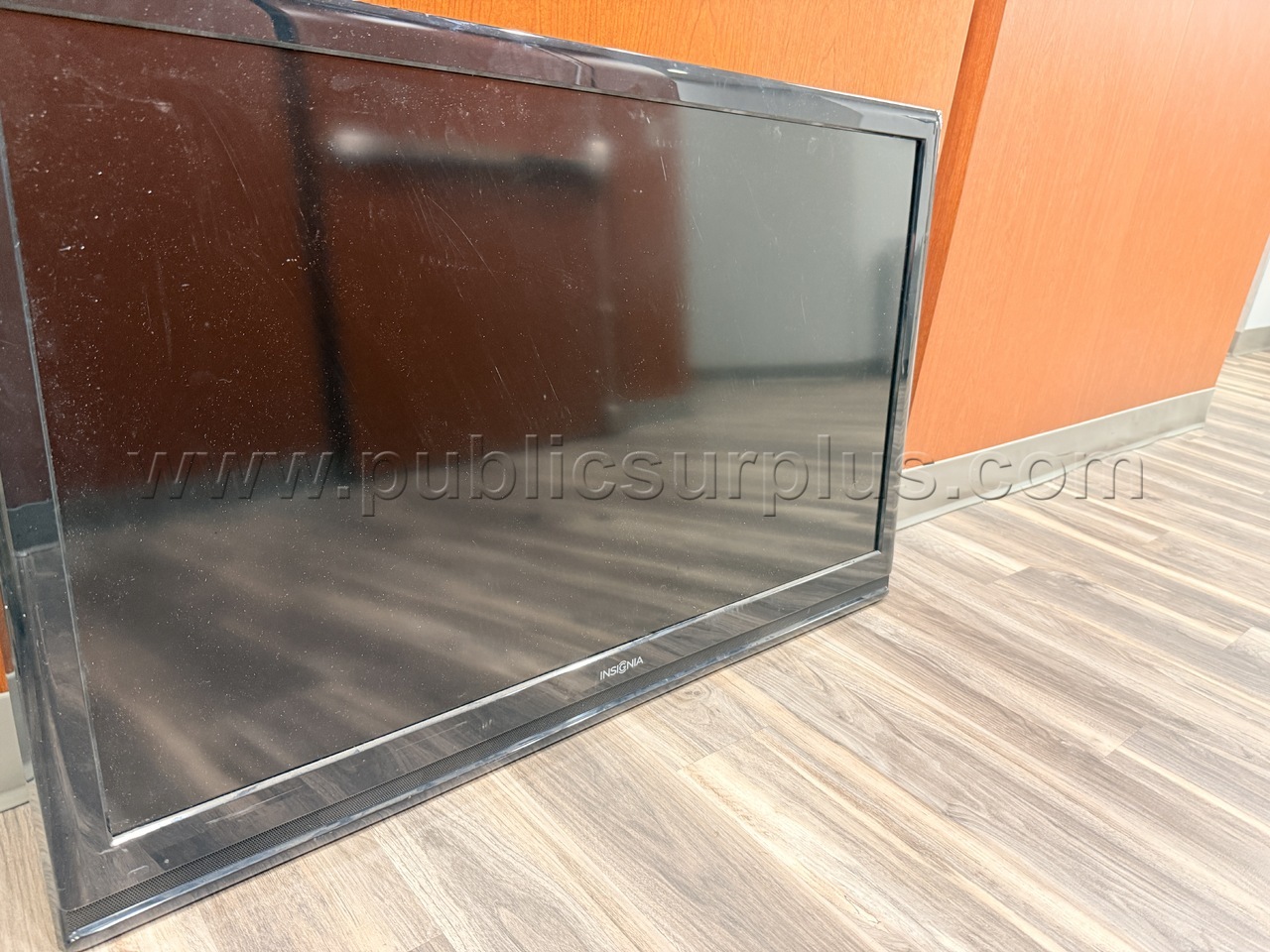 Insignia LCD TV — photo 1