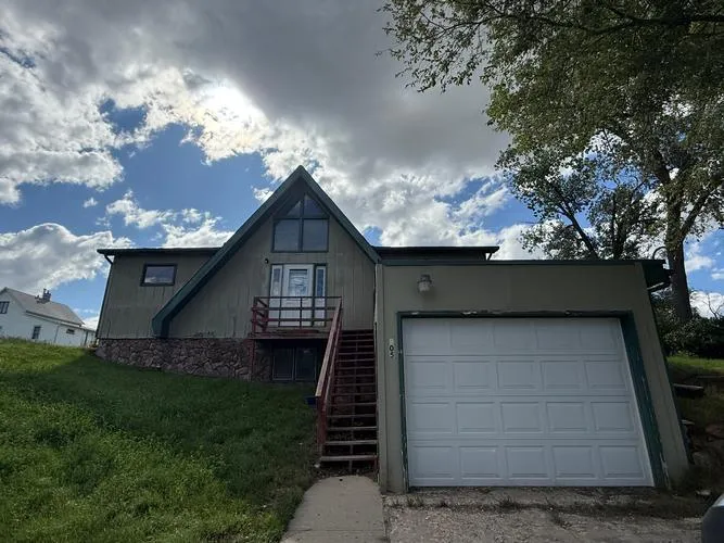 405 4th St NW, Watford City, ND